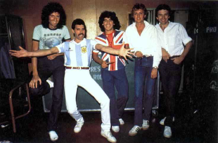 Diego-Maradona-in-a-Union-Jack-t-shirt-with-Brian-May-Freddie-Mercury-Roger-Taylor-John-Deacon-from-Queen-1981.jpg